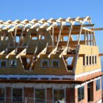 Jakie drewno wybrać do budowy dachu opartym na wiązarach dachowych?